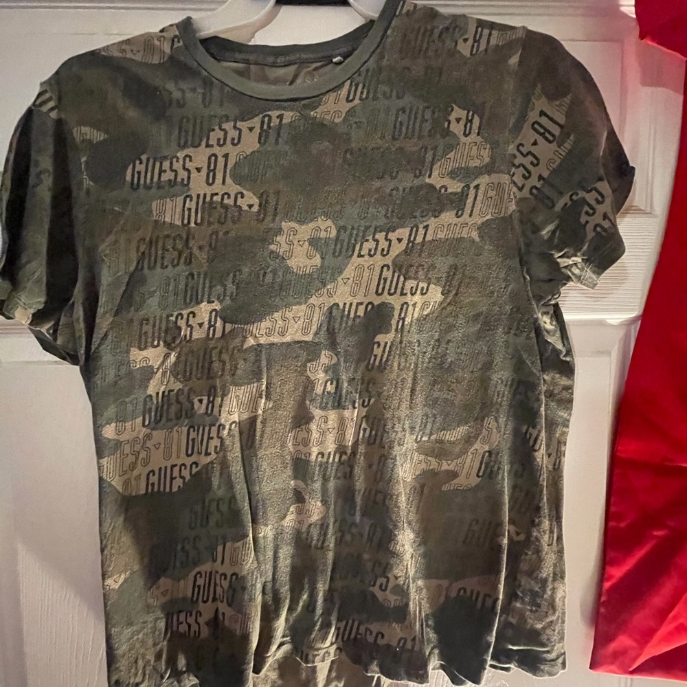Guess Camo tee/ Large
